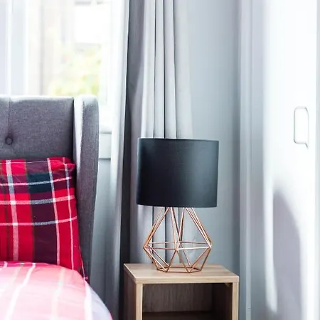 Centre Stylish With Free Parking Apartment *