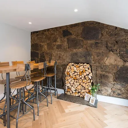 Centre, Newly Refurbished Stylish Apartment *