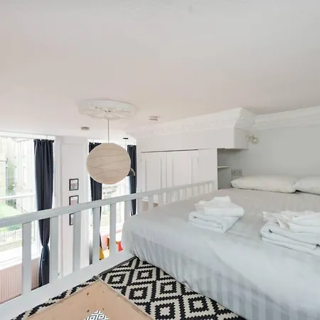 Newly Refurbished Centre Chic Pad Apartamento