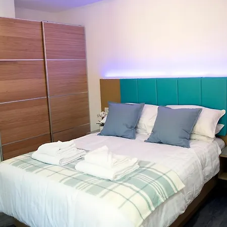 Apartmanhotel Crosskeys 双金匙公寓 *