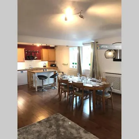 Waterfront Living In Leith With Free Parking! Apartment *