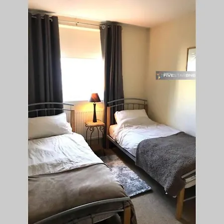 Waterfront Living In Leith With Free Parking! Apartment *