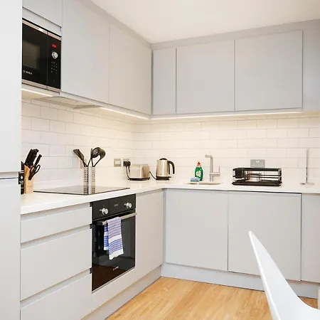 Altido Modern 1-br Apt With Views Of Castle Apartment