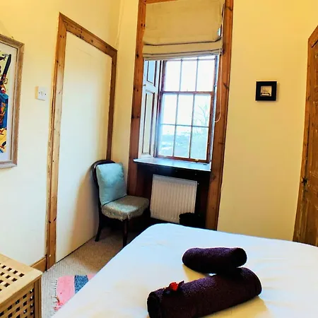 F2 Charming Centre Full Of Character Edinburgh