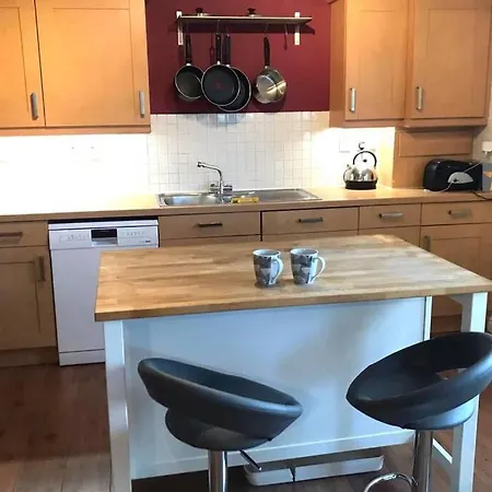 Apartment Waterfront Living In Leith With Free Parking!