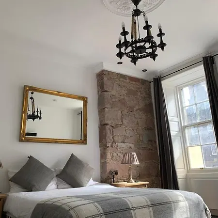 Royal Mile By The Castle Aparthotel