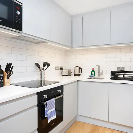 Altido Modern 1-br Apt With Views Of Castle Apartment