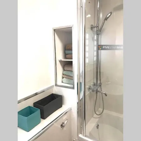 Waterfront Living In Leith With Free Parking! Apartment