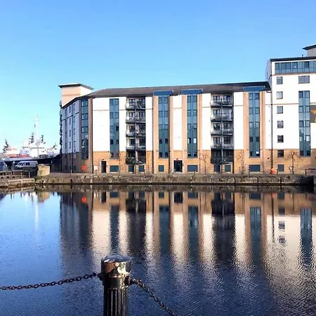 Waterfront Living In Leith With Free Parking! *
