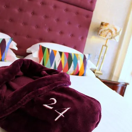 24 Royal Terrace Hotel