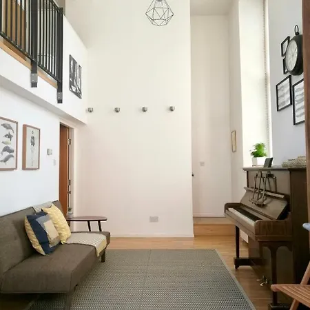Daire Mezzanine In Historic School Edinburgh