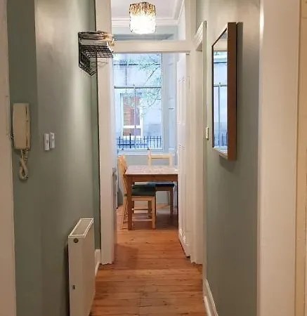 3 Bedroom Next To Leafy Meadows Apartment *