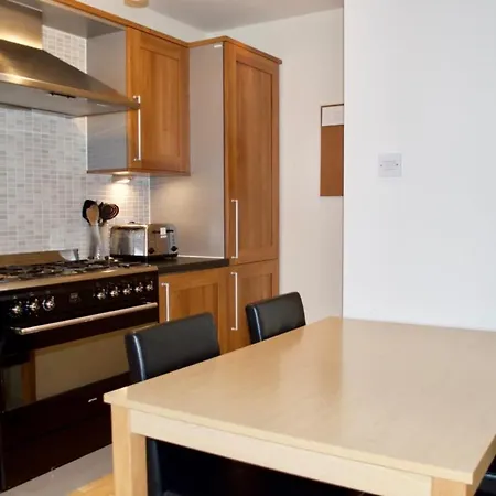 Modern 2 Bedroom Centre Flat