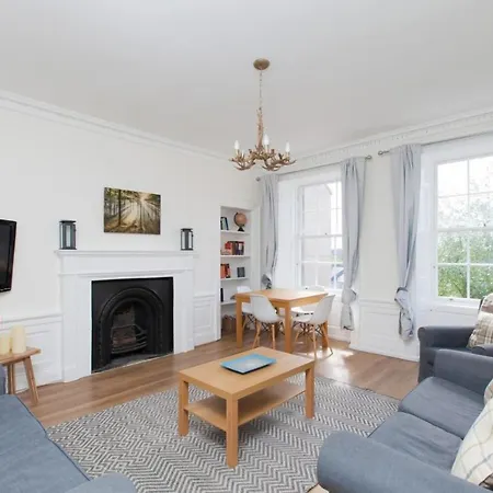Spacious 4 Bedroom Near Meadows شقة *