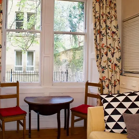 3 Bedroom Next To Leafy Meadows Apartment