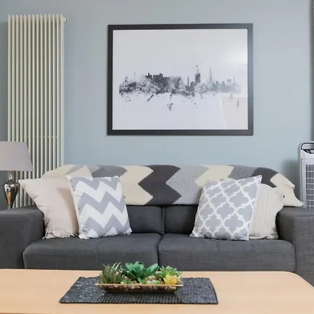 Stylish Royal Mile With Parking! شقة