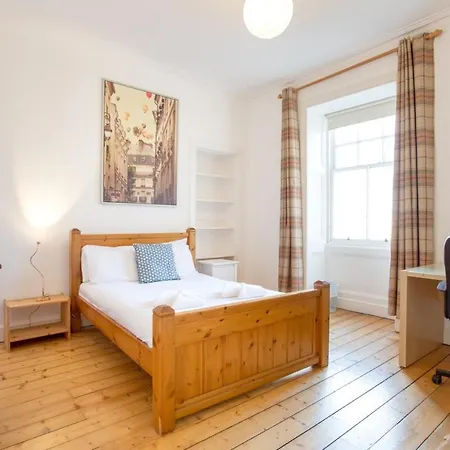 Spacious Traditional 3 Bedroom Flat In New Town *
