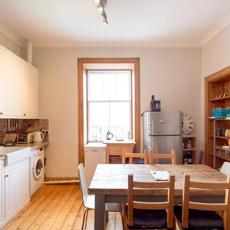 Spacious Traditional 3 Bedroom Flat In New Town Edinburgh