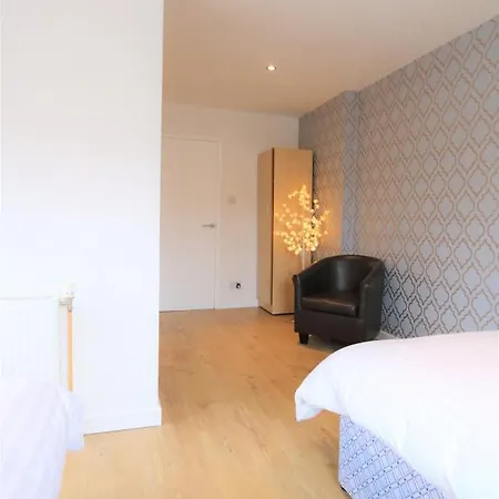 Apartment 3 Bedroom Centre In Lauriston Place