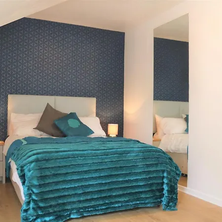 3 Bedroom Centre In Lauriston Place *