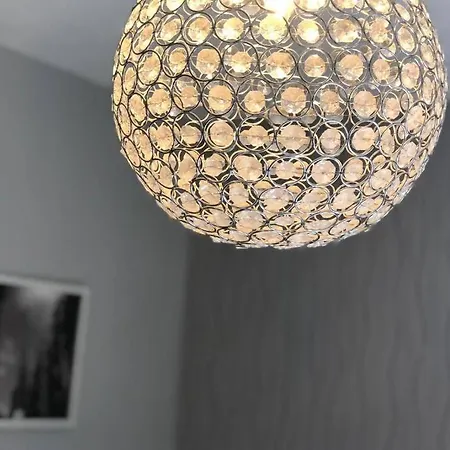 Chic 2 Bed With Free Parking- Recently Redecorated, 10 Minutes To Centre Edimburgo