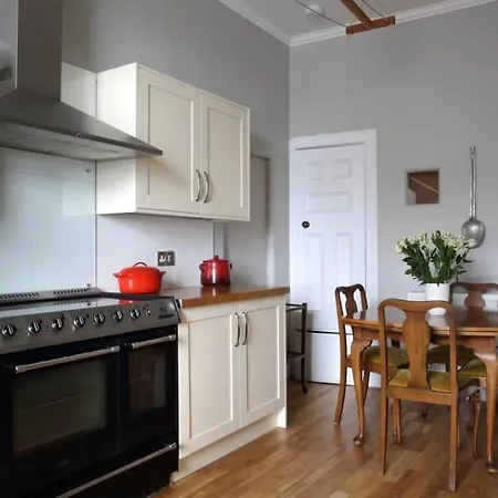 Fabulous 4 Bedroom Castle View * Edinburgh