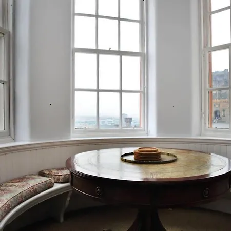 Fabulous 4 Bedroom Castle View Apartment *