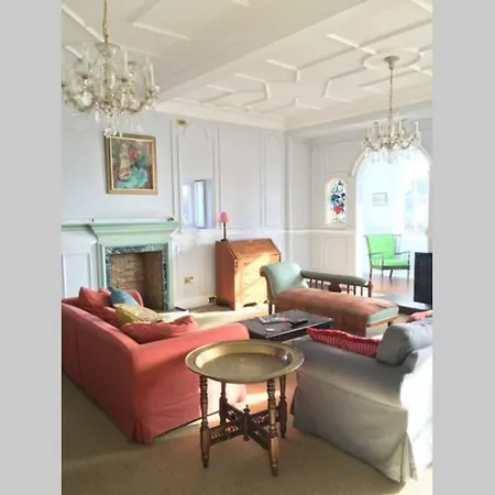 Fabulous 4 Bedroom Castle View Apartment *