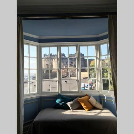 Fabulous 4 Bedroom Castle View Edinburgh