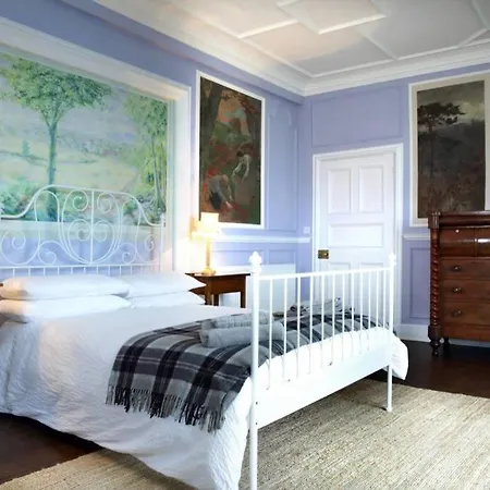 Fabulous 4 Bedroom Castle View Apartment Edinburgh