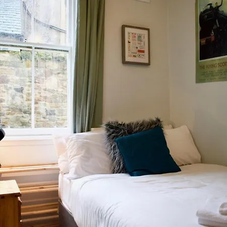 3 Bedroom Next To Leafy Meadows Apartment