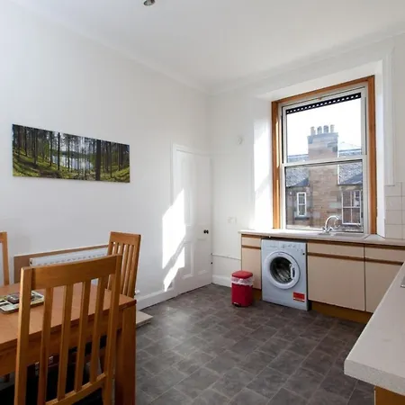 Spacious And Bright Polworth Flat *