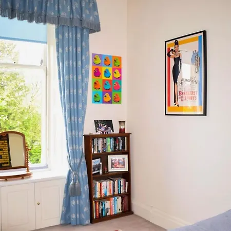 Beautiful & Bright Three Bedroom *