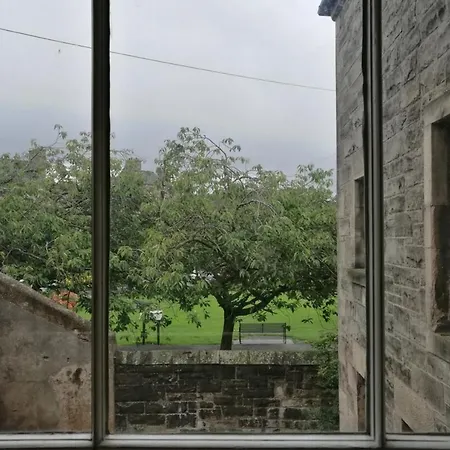 Mezzanine In Historic School Daire Edinburgh