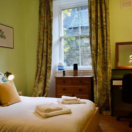 3 Bedroom Next To Leafy Meadows Edinburgh