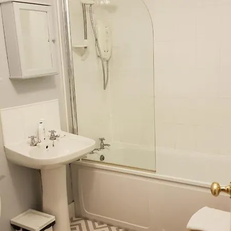 3 Bedroom Next To Leafy Meadows