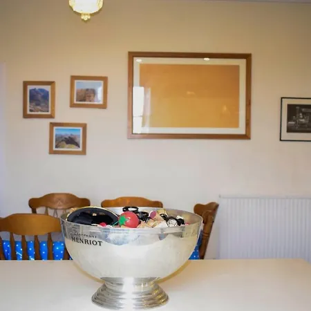 Beautiful & Bright Three Bedroom Apartamento