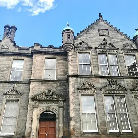 Mezzanine In Historic School Daire Edinburgh