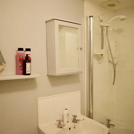 Apartment 3 Bedroom Next To Leafy Meadows