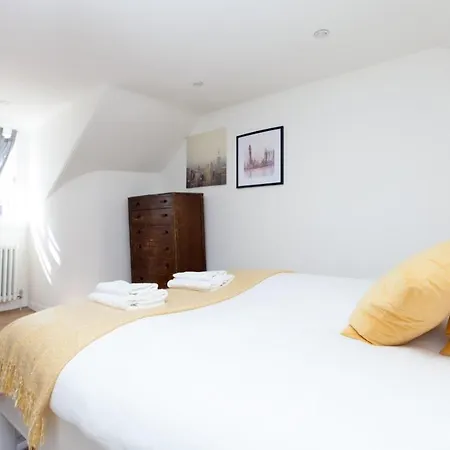 Spacious 4 Bedroom Near Meadows شقة *