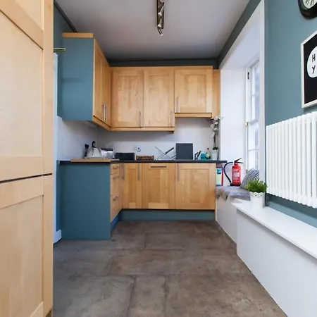 Spacious 4 Bedroom Near Meadows شقة