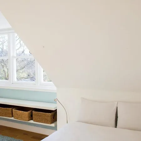 Stylish Four Bedroom Stockbridge Home! Sleeps 7 Διαμέρισμα