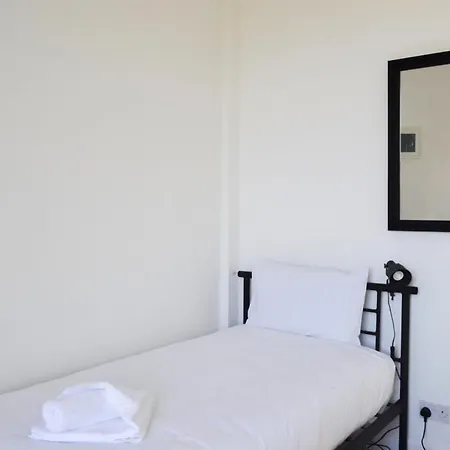 Stylish Four Bedroom Stockbridge Home! Sleeps 7 *