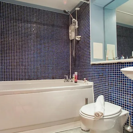Bright & Stylish West End Sleeps 2-4