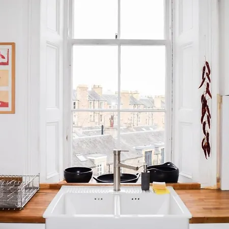 Stylish Four Bedroom Stockbridge Home! Sleeps 7 Διαμέρισμα