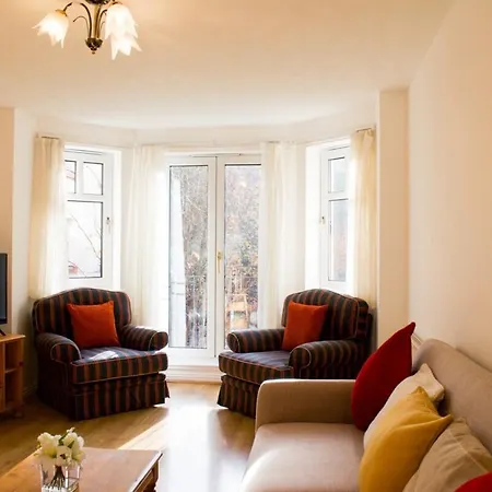 Peaceful 2 Bedroom Sleeps 5 Free Parking Apartment
