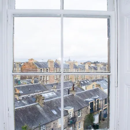 Stylish Four Bedroom Stockbridge Home! Sleeps 7 Διαμέρισμα