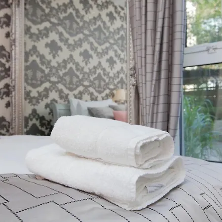 Апартаменты Holyrood - Luxury With Parking *