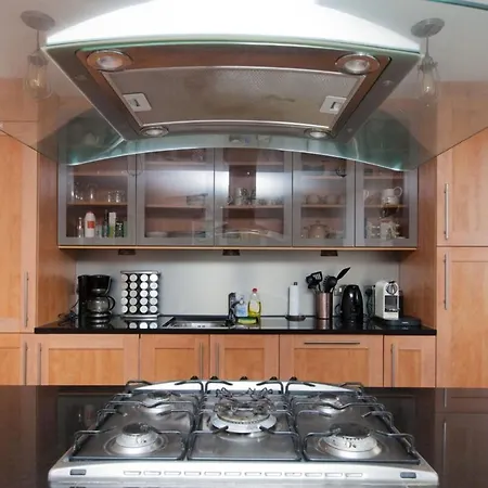 Holyrood - Luxury With Parking شقة *
