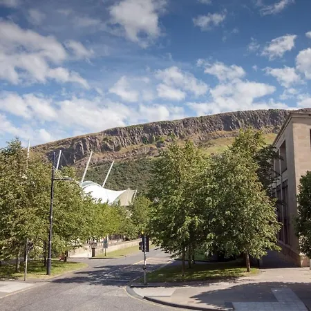 Holyrood - Luxury With Parking *